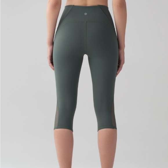 Lululemon Train Times Crop (17"), Size 6 - Picture 5 of 12